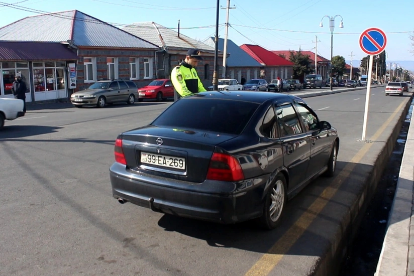 Qax polisi qaydaları pozan 15 sürücünü cərimələyib