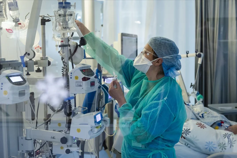 Чешский миллиардер вакцинировался от коронавируса, выдав себя за медработника