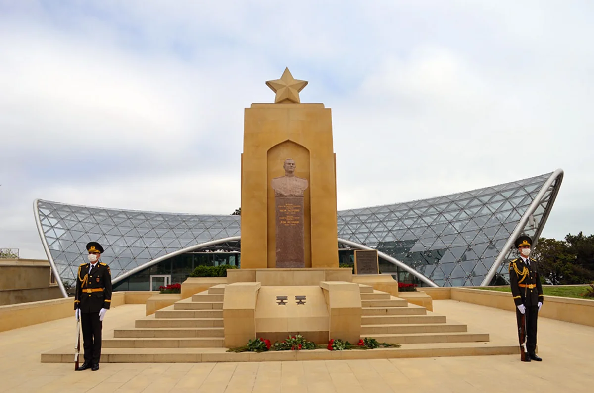 Zakir Hasanov commemorates victims of Great Patriotic War