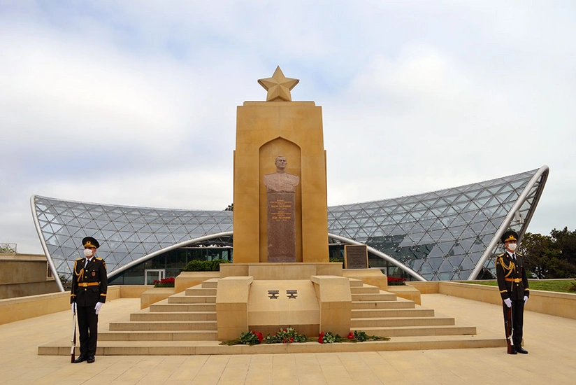 Zakir Hasanov commemorates victims of Great Patriotic War