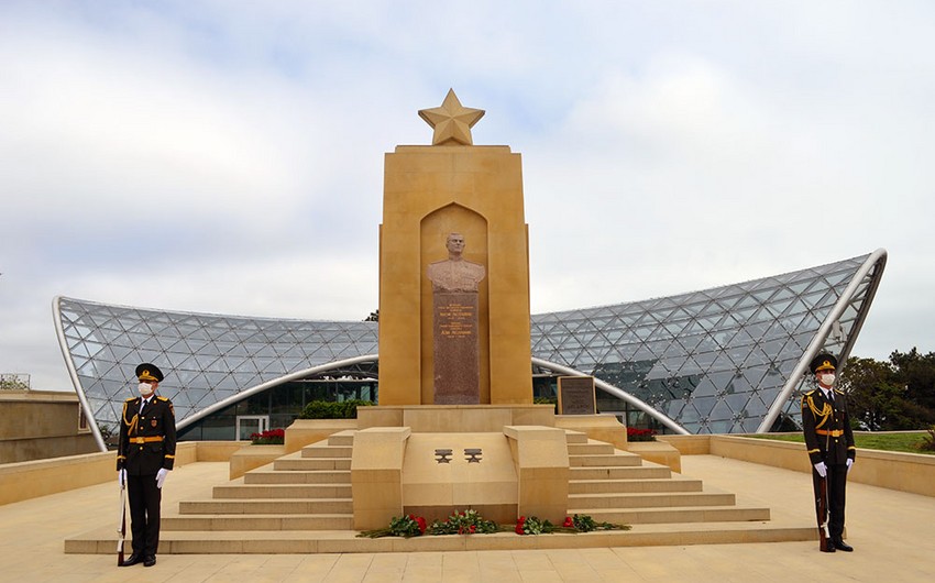 Zakir Hasanov commemorates victims of Great Patriotic War 