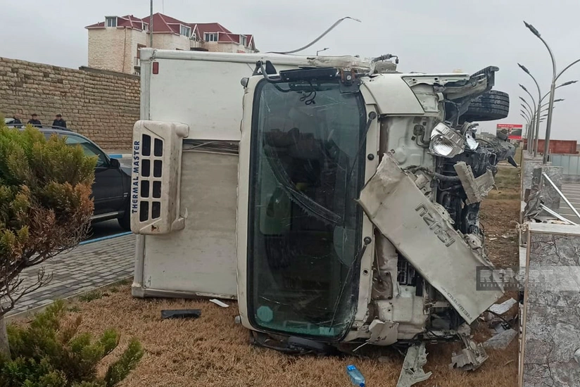 Sumqayıtda Priusla toqquşan yük maşını aşıb, xəsarət alanlar var