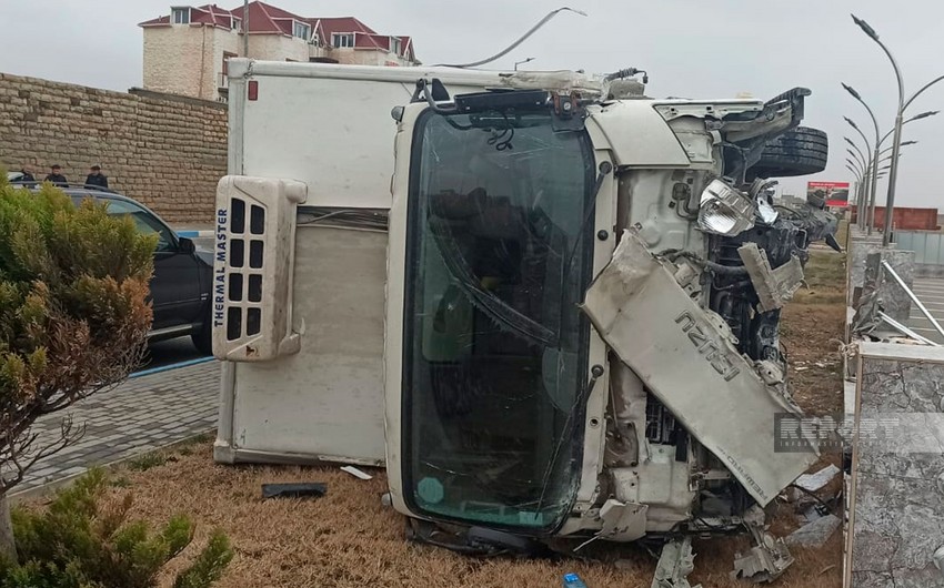 Sumqayıtda Priusla toqquşan yük maşını aşıb, xəsarət alanlar var