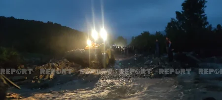 Şəkidə sel kəndlə şəhərin əlaqəsini kəsib, avtomobili aparıb