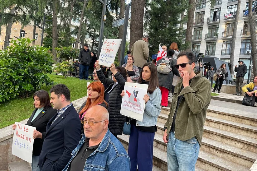 В Тбилиси проходят акции против возобновления прямого авиасообщения с Россией