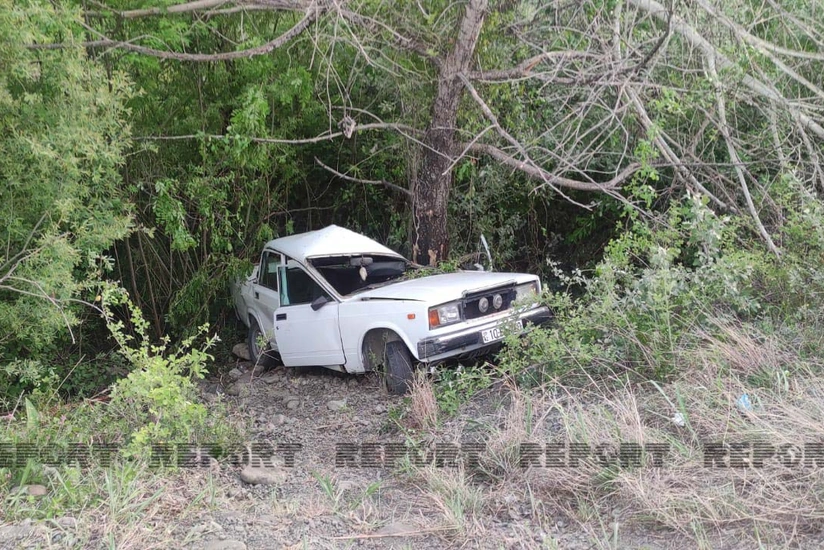 Şəkidə avtomobil aşıb, bir ailənin dörd üzvü xəsarət alıb