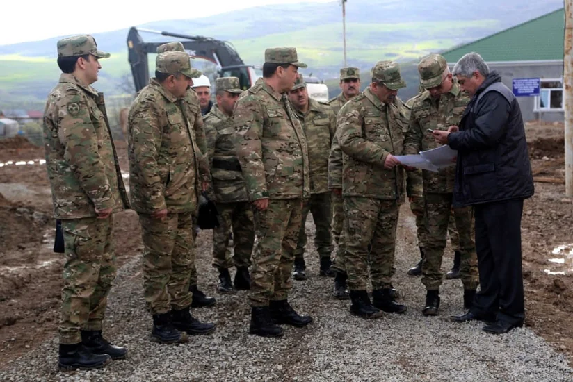 Министр обороны Азербайджана побывал на строящихся военных объектах в прифронтовой зоне