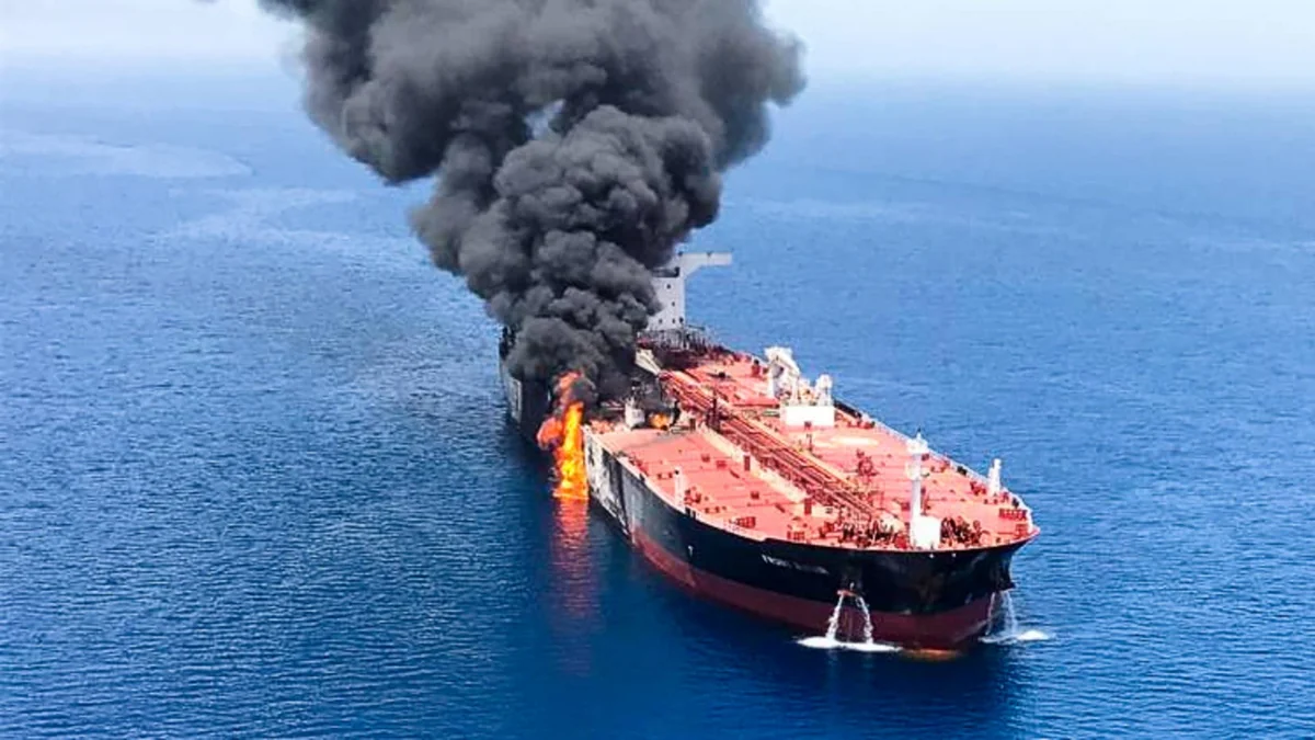 В Балтийском море загорелся нефтехимический танкер, члены экипажа спасены