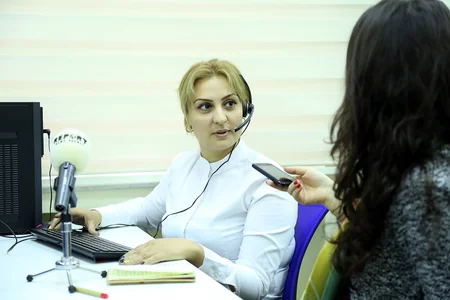 Телефонистка: Мы до конца выслушиваем рассердившихся, кричащих, даже ругающихся абонентов - ПРОФЕССИОНАЛЬНЫЙ ПРАЗДНИК