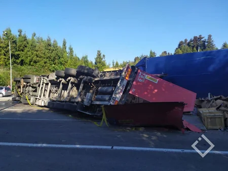 Gürcüstanda yük maşını zəncirvari qəza törədib, xəsarət alanlar var