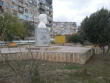 Bakıda Mikayıl Müşfiqin abidəsi aşırdılıb, RİH yararsız idi deyir - VİDEO