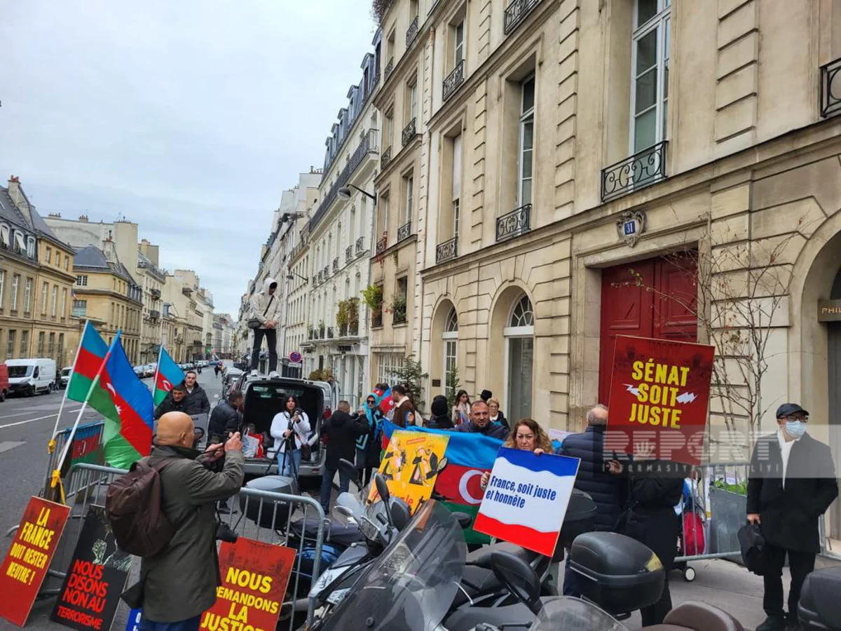 Азербайджанцы проводят акцию протеста перед Сенатом Франции