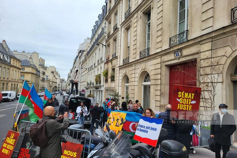 Азербайджанцы проводят акцию протеста перед Сенатом Франции
