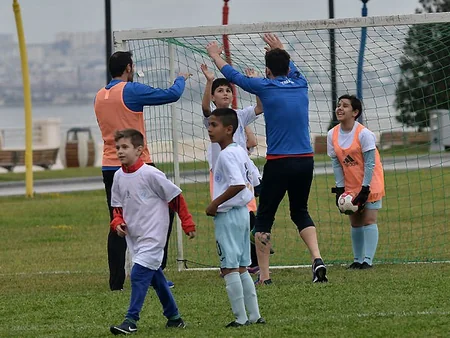 Azərbaycan millisinin futbolçuları uşaqlara master-klass keçiblər