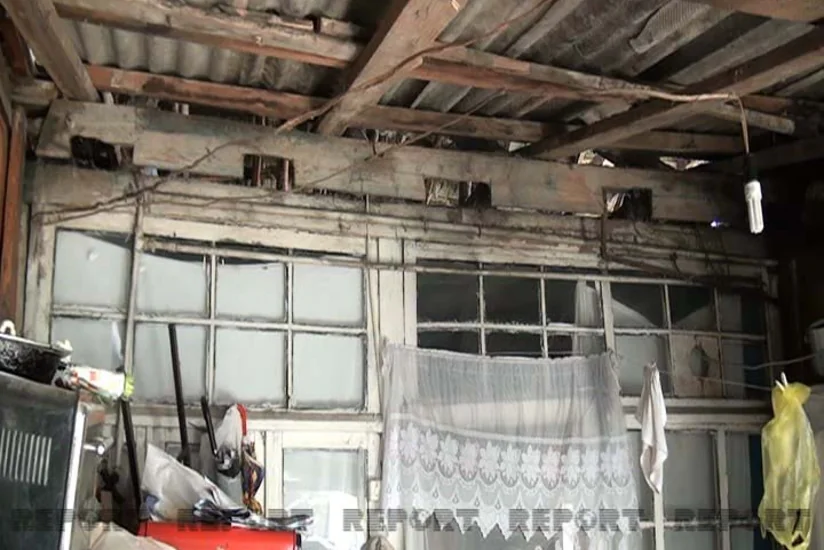 Kürdəmirdə yaşayış binasının damı və tavanı çöküb, döşəməsi çürüyüb, divarları isə çatlayıb