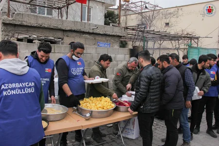 Azərbaycanın könüllü həkimləri ilə iş adamı Kahramanmaraşın daha bir bölgəsində yeməklər paylayıb - YENİLƏNİB
