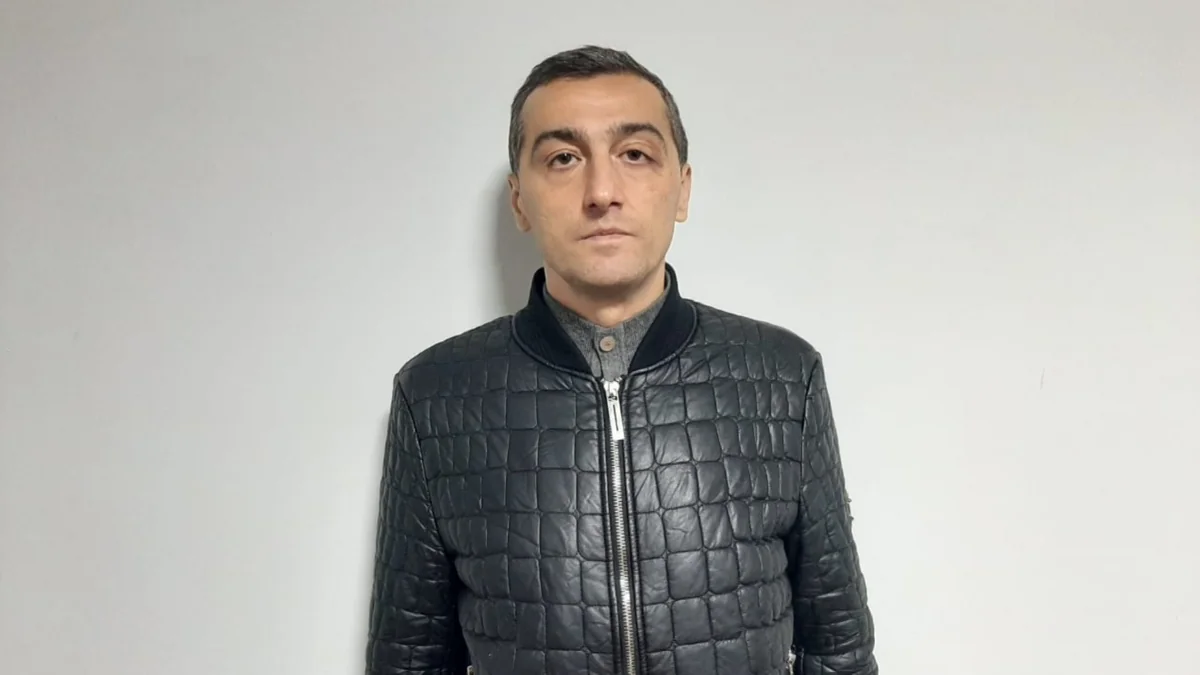 Bakıda qadının qızıl boyunbağısını ələ keçirən keçmiş məhkum saxlanılıb