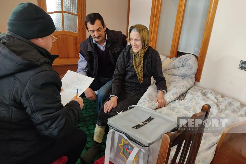 В Огузе 102-летняя избирательница проголосовала на внеочередных президентских выборах