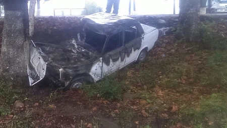 ​Azərbaycanda idarəetməni itirən avtomobil ağaca çırpılaraq yanıb - VİDEO