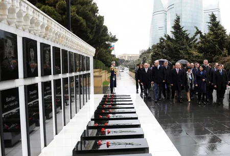 Gürcüstan Prezidenti Fəxri və Şəhidlər xiyabanlarını ziyarət edib