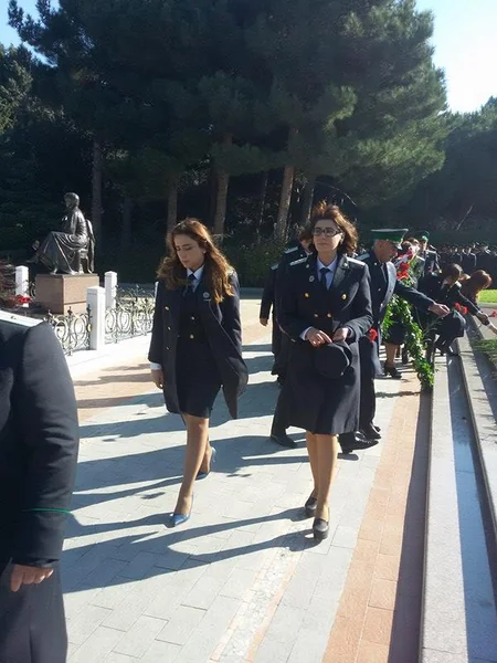 Ədliyyə işçiləri Fəxri xiyabanı və Şəhidlər xiyabanını ziyarət edib - FOTO