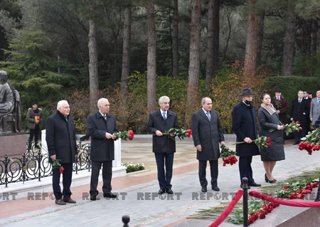YAP rəhbərliyi ümummilli lider Heydər Əliyevin məzarını ziyarət edib