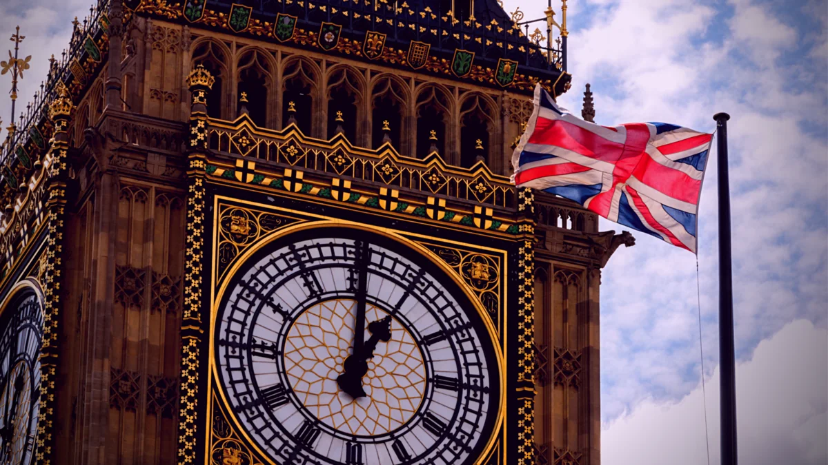 UK government unveils measures to cut immigration by 300,000 a year