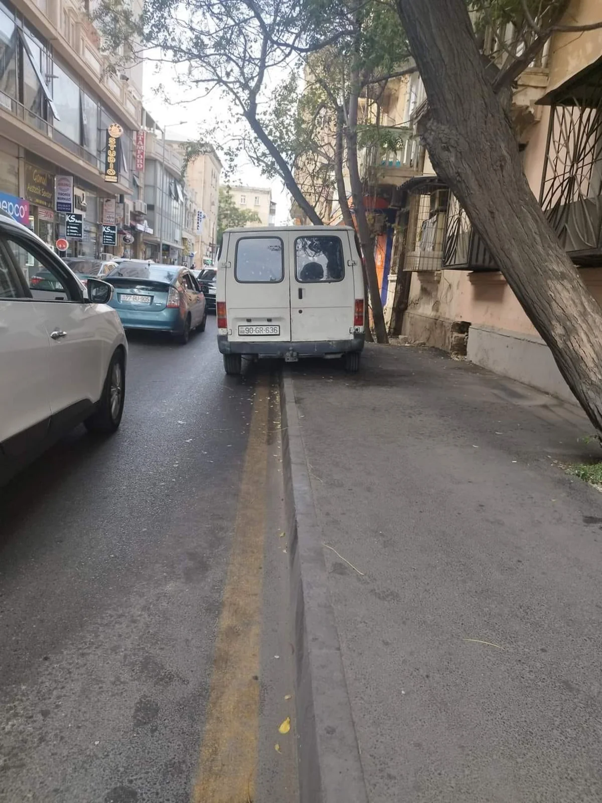Avtomobillərini səkidə saxlayan sürücülər cəzalandırılıb