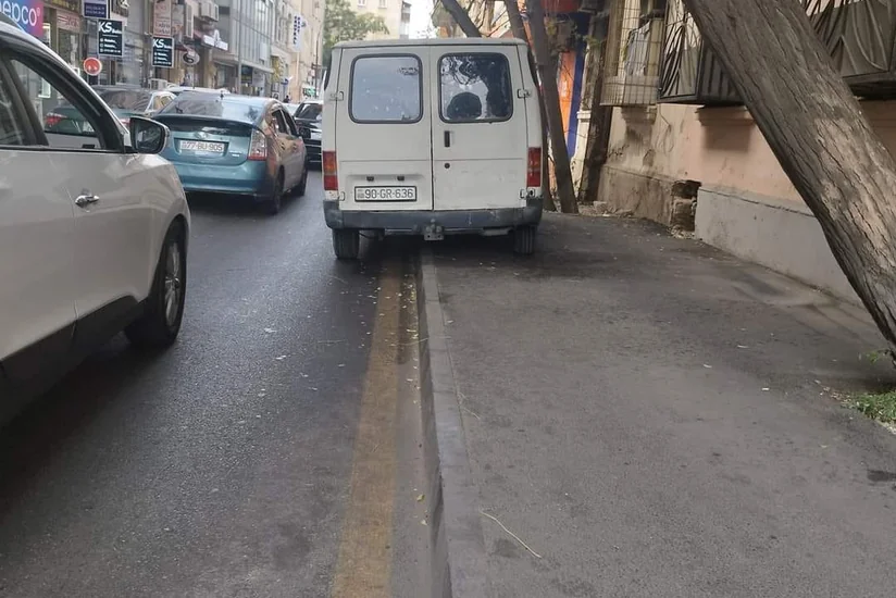 Оштрафованы водители, парковавшие автомобили на тротуарах