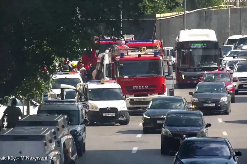 В Баку из-за пожара на дороге образовался затор