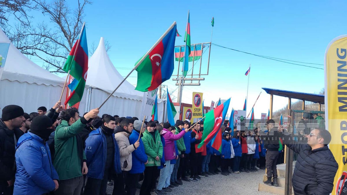 На дороге Ханкенди-Лачын продолжается акция протеста с требованием положить конец экотеррору