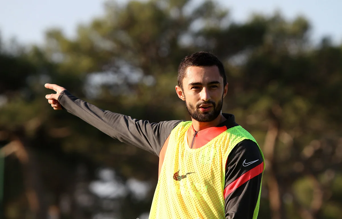 Neftçinin futbolçusu: Belə vəziyyətdə oynamaq çox çətindir