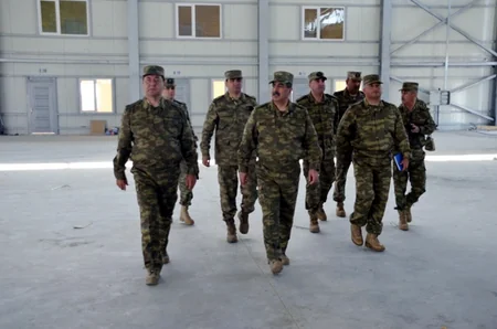 Müdafiə naziri cəbhəboyu zonada yeni tikilən hərbi şəhərcikdəki inşa işlərinin gedişatını yoxlayıb