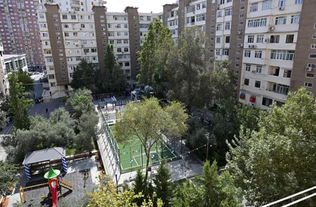 Bakıda yenilənmiş növbəti həyət sakinlərin istifadəsinə verilib
