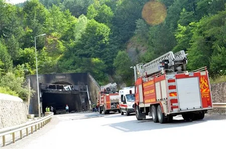 Truck crashes at tunnel in Turkey: 5 killed, 2 injured
