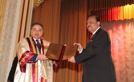 Pakistan prezidentinə BDU-nun fəxri doktoru diplomu təqdim olunub - FOTO