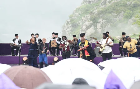 İlham Əliyev və Mehriban Əliyeva Şuşada Beynəlxalq Folklor Festivalının açılışında iştirak ediblər - YENİLƏNİB