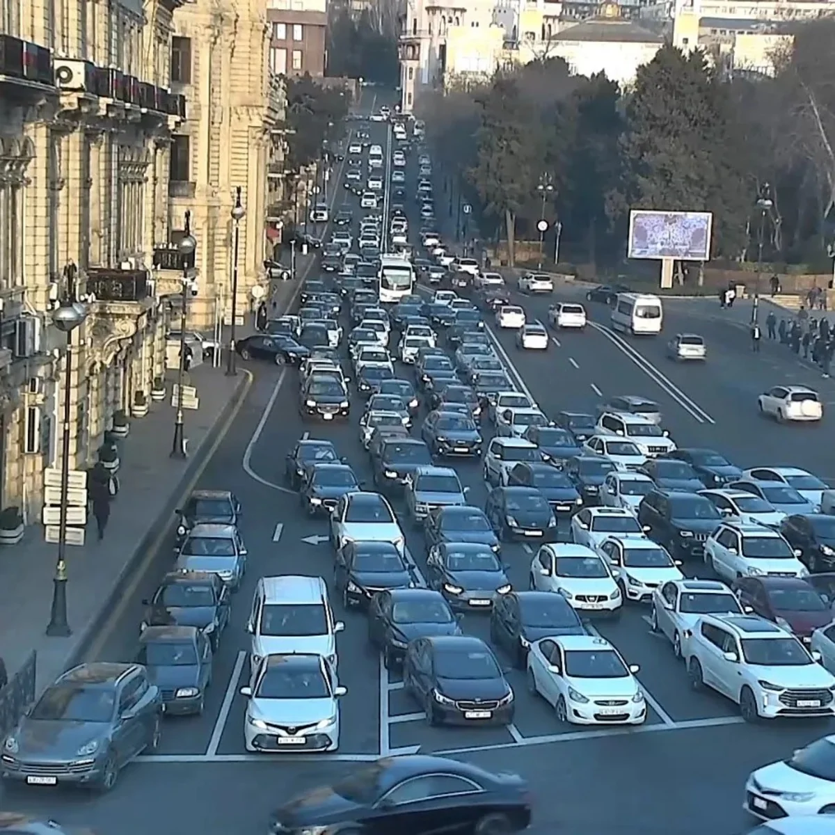 Bakıda tıxac yaranan yolların adları açıqlanıb