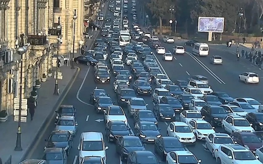 Bakıda tıxac yaranan yolların adları açıqlanıb