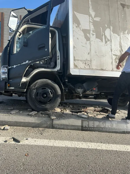 Bakıda yük maşını qəzaya düşüb