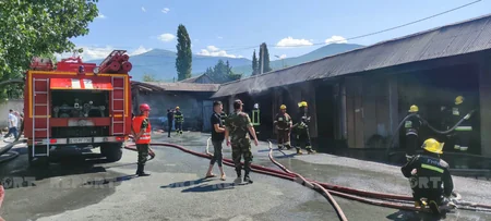 В Шеки сгорел автосервис вместе с автомобилем