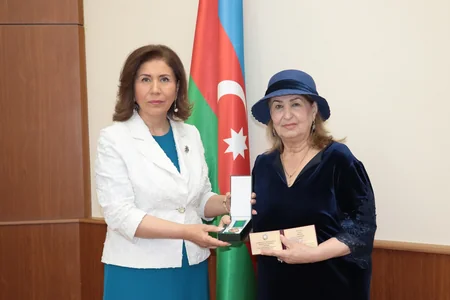 Bahar Muradova “Tərəqqi” medalı ilə təltif olunan qadınların mükafatlarını təqdim edib