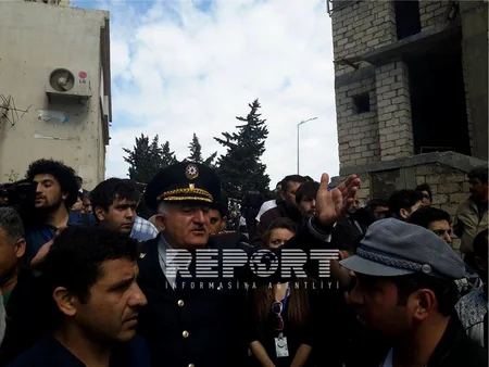 Binəqədinin polis rəisi: Yanan binanın sakinlərinin bütün problemləri yaxın günlərdə həll olunacaq - FOTO