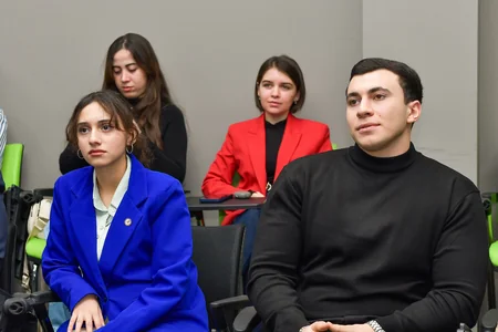 “Övladlığa götürmə sahəsində göstərilən xidmətlər”lə bağlı media nümayəndələrinə təlim keçirilib