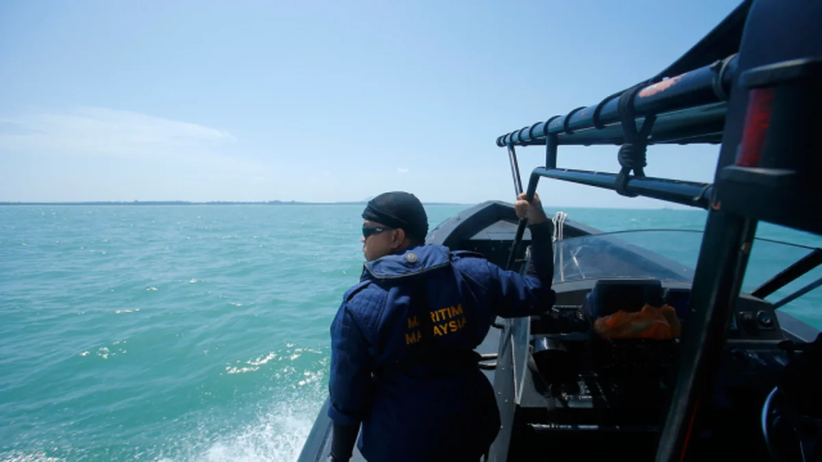 ​Malaziyada gəmi batıb, 15 nəfər itkin düşüb