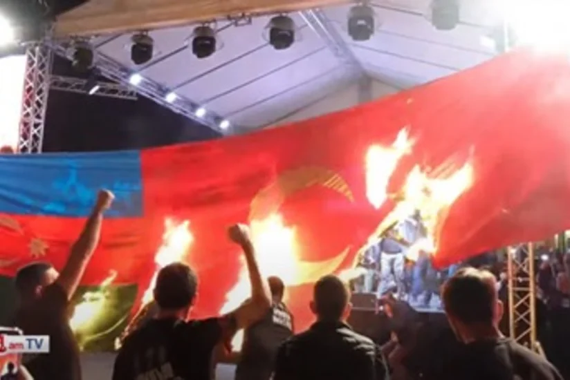 В Ереване сожгли флаги Азербайджана и Турции