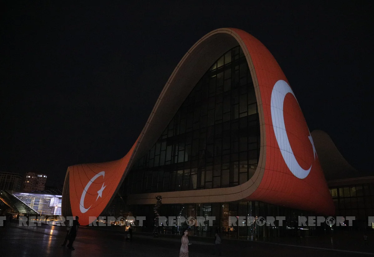 Heydər Əliyev Mərkəzinin üzərinə Türkiyənin bayrağı videoproyeksiya olunub