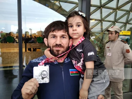 Avropa çempionatında 6 medal qazanan yunan-Roma güləşçiləri Vətənə qayıdıblar