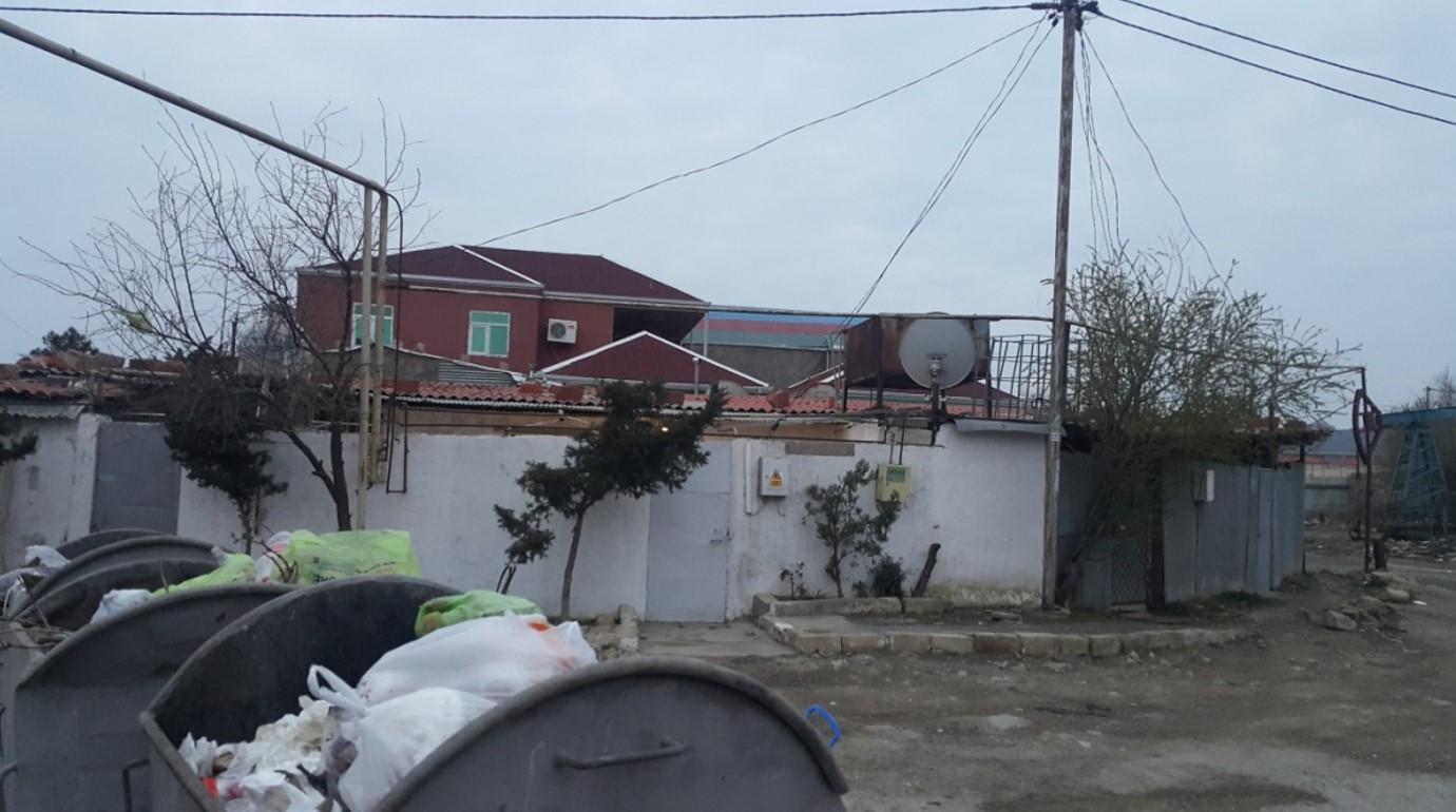Bibiheybət Neft-Qazçıxarma İdarəsinin 3 saylı Mədən ərazisinin mühafizə zolağında 3488 saylı neft quyusunun 10 metrliyində 2018-ci ildə tikilmiş fərdi yaşayış evi