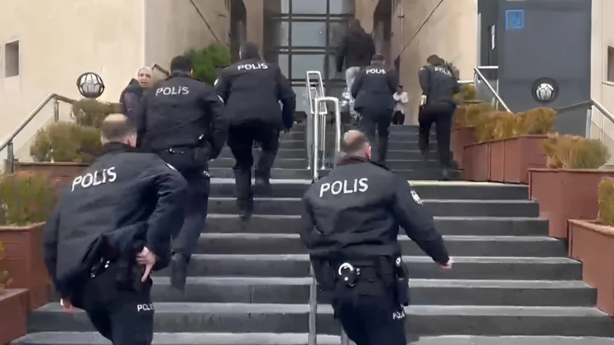 Bursada məhkəmə binasına silahlı hücum olub, iki nəfər ölüb